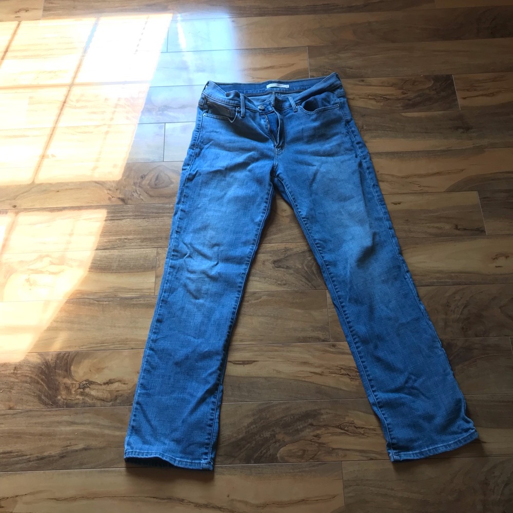 Levi’s Slimming Straight Sz 31 Women’s Jeans